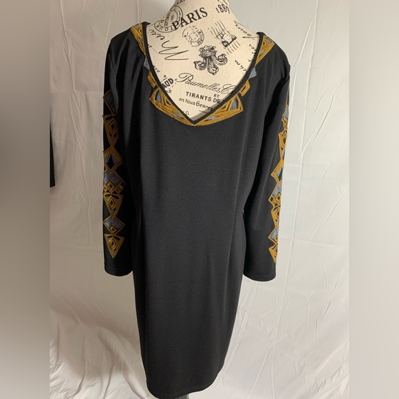 Monroe & Main Embroidered Low Back Dress. Silhouette style long sleeves. Size XL - Picture 2 of 4